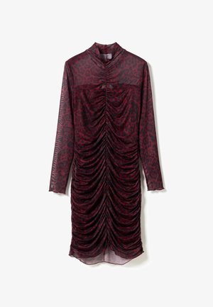 Czerwona i czarna przezroczysta sukienka z długimi rękawami, marszczonym wzorem, wzorem w zwierzęce motywy, wysokim dekoltem i prostym dołem. Lekki materiał.