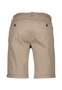 Shorts beige clair à coupe ajustée, fabriqués en tissu lisse. Dotés de deux poches arrières avec des boutons noirs et de revers retournés.