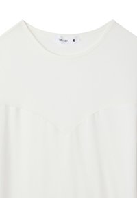 T-shirt bianco a maniche corte con scollatura arrotondata e un design a V cucito sulla parte anteriore. Il tessuto appare liscio e leggero.