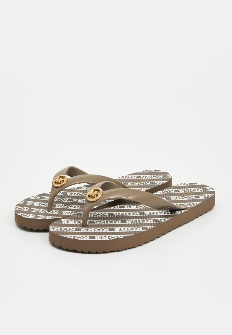 Braune flache Flip-Flops mit strukturierten Riemen. Die Sohle zeigt ein wiederholendes weißes Logomuster. Goldene Akzente an den Riemen sind rund.