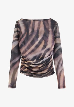 Garais piedurkņu tops caurspīdīgā audumā ar izsmalcinātu dzīvnieku rakstu. Iekļauts ručķēšanas elements sānos. Krāsu palete ietver brūnos un neitrālos toņus.