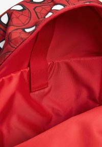 Roter Rucksack mit einem Spider-Man-Design. Das Innere ist mit rotem Stoff ausgekleidet und verfügt über ein zentrales Fach sowie einen Stoffgurt für zusätzliche Unterstützung.