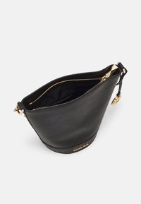 Schwarze Bucket-Bag aus strukturiertem Leder mit einem goldenen Reißverschluss, goldenen Hardware-Details und einem Markenlogo an der Unterseite. Offenes Top-Design.