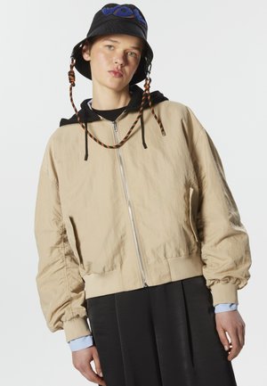 RELAXED FIT TECHNICAL FABRIC MIX EMBROIDERED BOMBER - Lehk bunda - natural