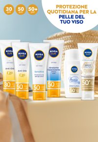 Prodotti per la cura della pelle NIVEA SUN esposti: cinque tubi con corpo bianco e accenti blu/arancio, etichettati con valori di SPF (30, 50, 50+).