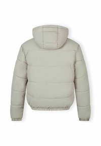 Világosszürke puffdzseki kapucnival. Jellemzője a függőleges steppelt részek, az elasztikus mandzsetták és a rövidített szegély, ami struktúrált meleget biztosít.