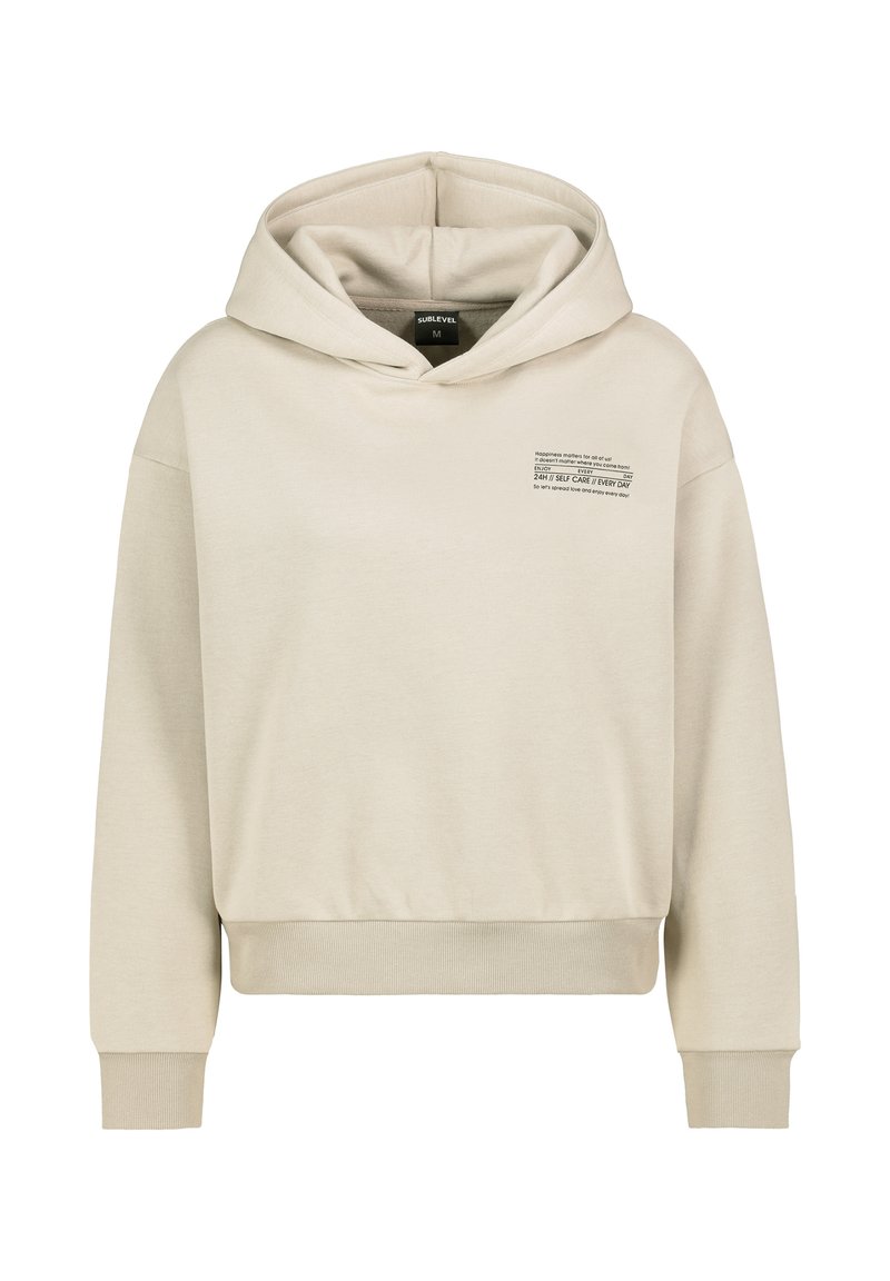 Beige Kapuzenpullover mit Kordelzug, ausgestattet mit einer Fronttasche, gerippten Bündchen und einem bedruckten Textdetail auf der linken Brust.