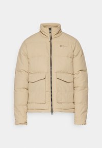 Beige gewatteerde pufferjas met hoge kraag, ritssluiting en twee voorflappenzakken. Soepele textuur en lichtgewicht ontwerp.