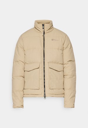 Giacca imbottita trapuntata beige con colletto alto, chiusura con zip e due tasche anteriori con pattina. Texture liscia e design leggero.