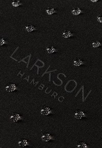 Czarna tkanina teksturowa z kryształowymi zdobieniami i tłoczonym logo "LARKSON HAMBURG", charakteryzująca się wzorzystą powierzchnią z akcentami blasku.