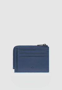 Tarjetero de cuero azul marino con cierre de cremallera. Cuenta con múltiples ranuras para tarjetas y costuras en contraste a lo largo de los bordes.