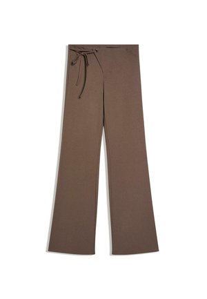 Brązowe spodnie o szerokich nogawkach z wysokim stanem, przednimi kieszeniami i wiązanym troczkiem po lewej stronie.