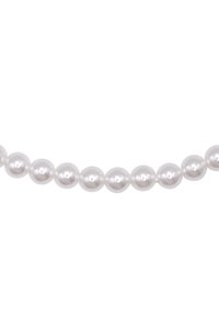 Perle bianche tonde infilate insieme, con una superficie liscia e lucida, di forma e dimensione uniformi, che creano un design classico per una collana.