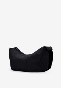 Bolso negro de hombro con una tela suave y texturizada, con un diseño curvado y una sola correa ajustable para llevarlo.
