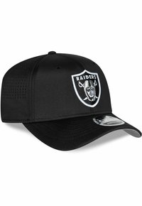 Schwarze Baseballkappe mit flachem Schirm, auf der Vorderseite mit einem gestickten Raiders-Logo in Weiß und Grau versehen. Aus strukturiertem Stoff gefertigt.