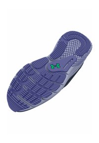 Semelle de chaussure en caoutchouc violet avec des motifs de texture pour une bonne adhérence, des accents gris et un logo Under Armour vert au centre.