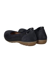 Zwarte suède platte schoenen met een gestructureerd oppervlak en een glad zwart accent. Ronde neus met een rubberen zool en een trekhaak aan de achterkant.