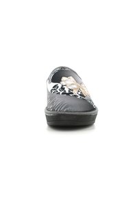 Scarpe slip-on in bianco e nero con stampe animali, dotate di suola piatta e un fiocco decorativo con strass sulla parte superiore.