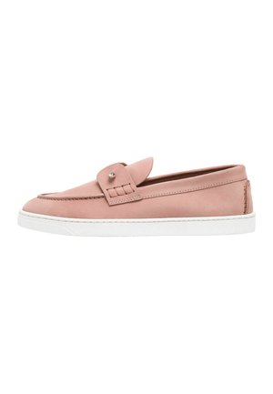 Mocassin slip-on rose unique avec semelle en caoutchouc blanche et détail de bride décorative, présenté en vue latérale sur fond blanc.