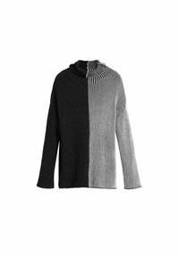 Pull en maille oversize avec un col montant, en noir et gris avec un motif à côtes verticales, manches longues et coupe décontractée.