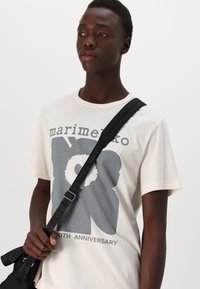 Marimekko VIHNE UNIKKO UNISEX - T-shirt med print - off white