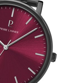 Reloj redondo con una esfera burdeos, marcadores de hora y agujas plateadas, caja de metal negro y superficie texturizada. Presenta el logo 'Pierre Lannier.'