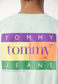 Tommy Jeans TJM REG SUMMER FLAG TEE EXT - T-shirt con stampa - opal green