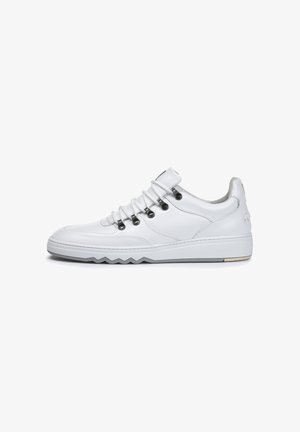 Weiße Leder Sneaker mit abgerundetem Zehenbereich, einfarbigen Schnürsenkeln, Metallösen und einer strukturierten Sohle mit Zickzackmustern.