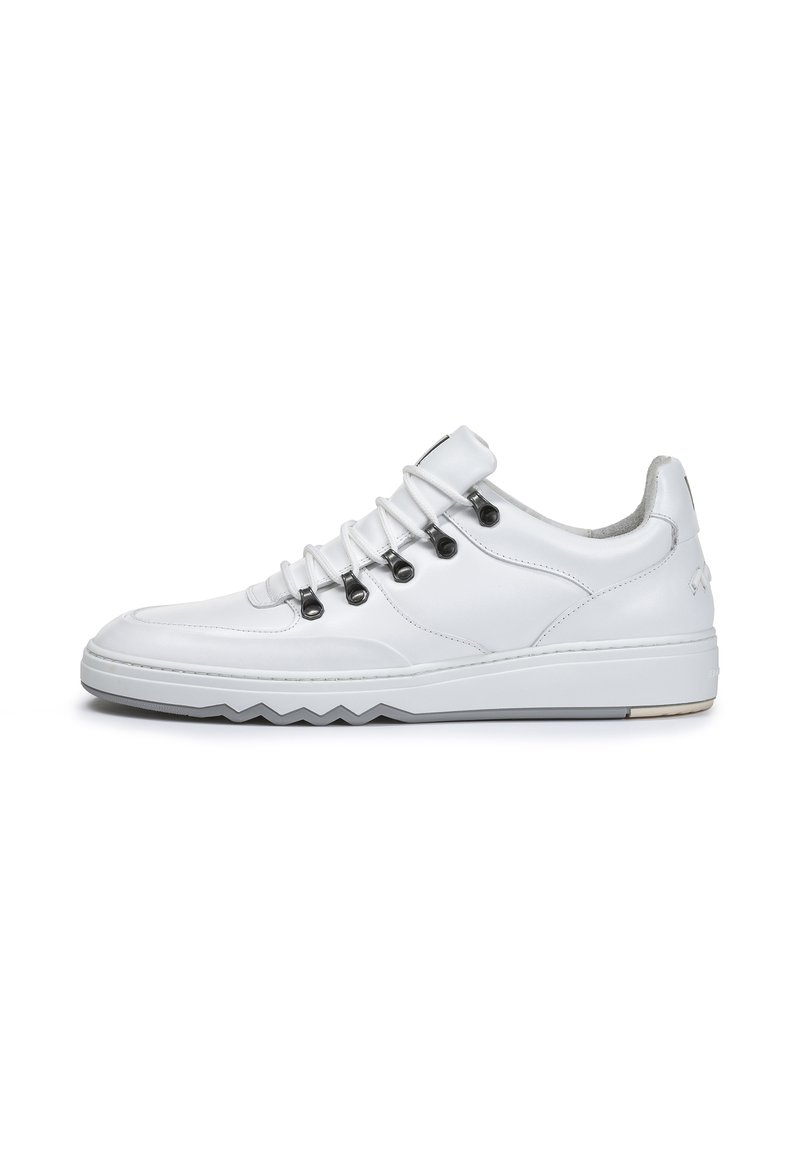 Sneaker in pelle bianca con punta arrotondata, lacci tono su tono, occhielli metallici e suola strutturata con motivi a zigzag.