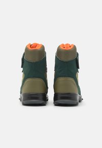 Wysokie buty outdoor w ciemnozielonym kolorze z pomarańczowymi akcentami, teksturowana tkanina, wyściełany kołnierz i czarna gumowa podeszwa, z paskiem na rzep.