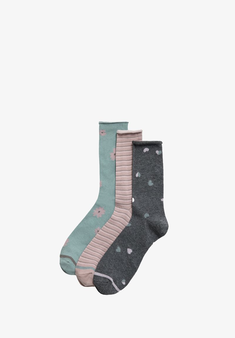 Tres pares de calcetines: uno verde menta con un patrón floral, uno rosa claro con rayas y uno gris oscuro con pequeños corazones.