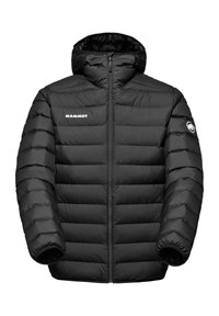 Zwarte geïsoleerde pufferjack met een ritssluiting aan de voorkant, hoge kraag en horizontaal gequilt patroon; beschikt over logo accenten op de borst en mouw.
