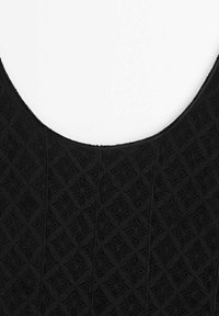 Tissu noir texturé avec un motif en losanges et un col arrondi, montrant les détails des coutures verticales.