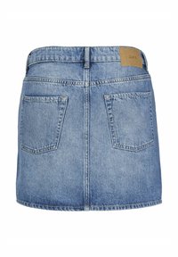 Blå denim mini-skjørt med høy midje, to baklommer og et brunt lærmerke bak. Har en opprevet kant og synlig søm.