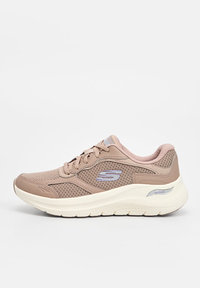 Hellbraune Sportausführung mit einem Obermaterial aus Mesh, kontrastierenden pastellrosa Akzenten, Logodetails, gepolsterter Sohle und strukturiertem Profilmuster.