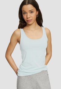 Lichtblauwe, getailleerde tanktop met een ronde halslijn en brede schouderbanden, gemaakt van een gladde katoenmix, gecombineerd met textuurgegeven geruite onderkleding.
