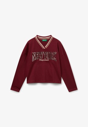 Burgundowy, długi rękaw, krótki sweatshirt z paskowanym kołnierzem w kształcie V i napisem "NEW YORK College division" z przodu.