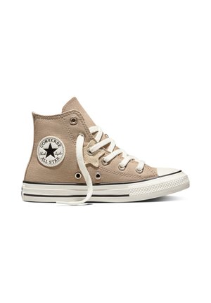 Zapatilla Converse All Star beige de caña alta con cordones blancos, suela de goma y parche circular con el logo en el lateral del tobillo.