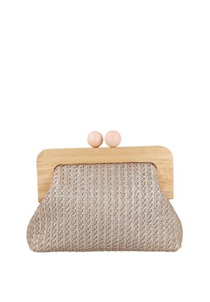 Bolso de mano tejido beige con marco de madera clara y dos bolas redondas beige de cierre en la parte superior sobre fondo blanco.