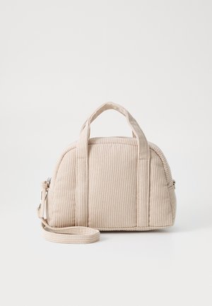 Kleine beige corduroy handtas met twee handvatten, afgeronde bovenkant, ritssluiting en afneembare schouderriem op een witte achtergrond.