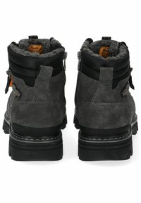 Botines de ante gris con forro de tela negra, suela de goma y detalles de costura prominentes. Presentan acentos amarillos y cremalleras en los laterales.