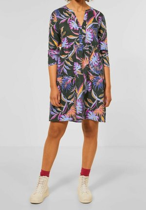 Vestido negro de manga corta con estampado floral colorido, con escote en V y dos bolsillos frontales, hecho de tela ligera.