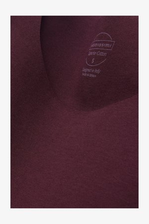 Bordeauxrotes Baumwoll-T-Shirt mit V-Ausschnitt, glatter Textur und einem aufgedruckten Etikett, das Größe und Herkunft angibt.