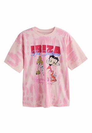Tricou tie-dye roz cu text roșu „IBIZA”, scris albastru „Las Salinas”, palmier și personaj de desen animat stând pe un homar roșu.