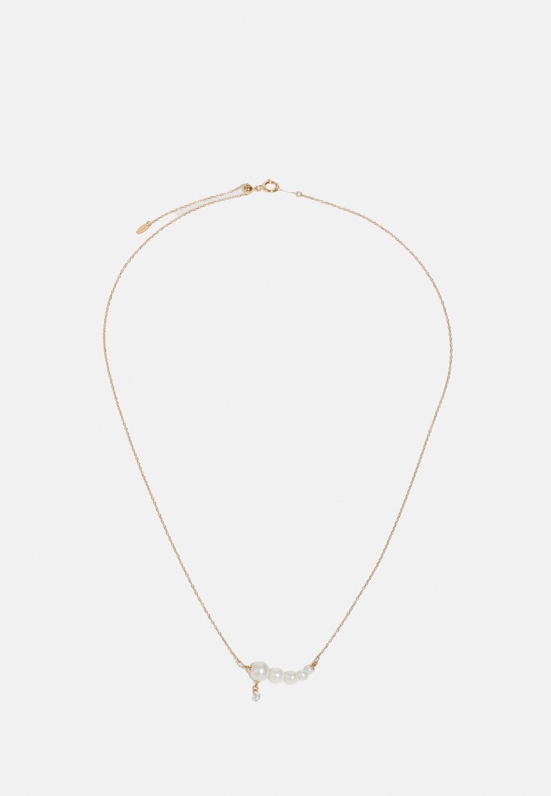 Zlatý náhrdelník s štyrmi bielymi perlami a malým visiace kryštálovým akcentom, navrhnutý s jemnou a minimalistickou estetikou.