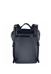 Zaino grigio scuro realizzato in materiale resistente, con spallacci regolabili, manico superiore e un'ampia apertura con cerniera per l'accesso.