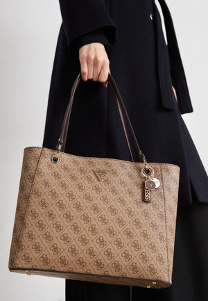 Braune, gemusterte Tragetasche mit Lederhenkeln, goldenen Akzenten und einem Schlüsselanhänger. Verfügt über ein dreieckiges Logo und Nieten am Boden.