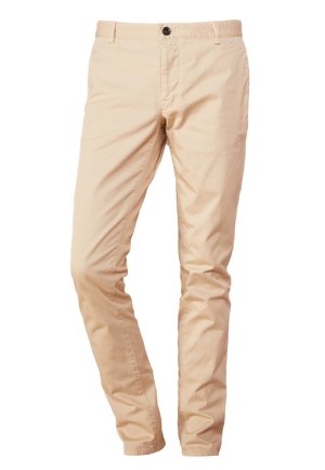 Beige chinot valmistettu pehmeästä puuvillamateriaalista, suoran lahkeiden muotoilun, yksinkertaisen nappisulkemisen ja minimalististen tikkaustietojen kanssa.
