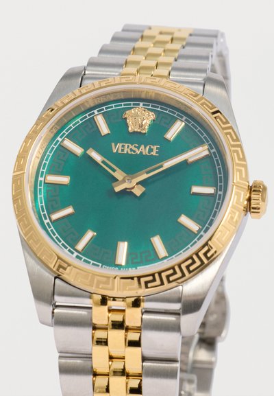 Ανδρικό ρολόι Versace με πράσινο καντράν, χρυσλό λογότυπο Medusa, χρυσά σημάδια ώρας και δείκτες, μπρασελέ από ανοξείδωτο ατσάλι και χρυσό δίχρωμο.