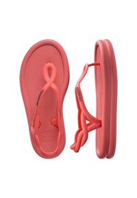 Sandales en caoutchouc rose corail avec semelles texturées et brides en boucle, vues de dessus et de côté sur fond blanc.